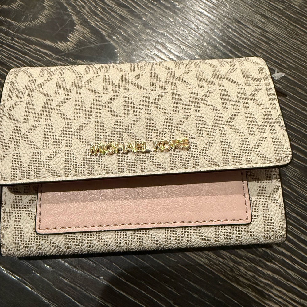 Jet Set Medium Signature Logo 2-in-1 Wallet - Picture 5 of 10